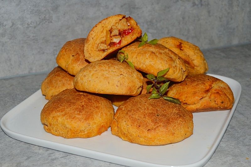 Ketchupowe bułeczki z kurczakiem,cukinią i papryką