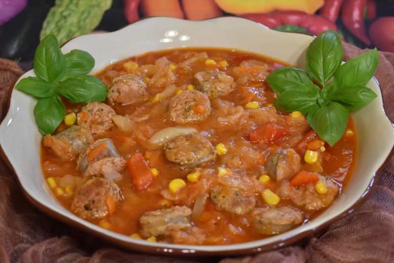 Kiełbasa biała w młodej kapuście Kiełbasa biała w młodej kapuście
