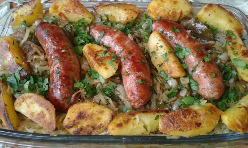 Kiełbasa biała zasmażana z kapustą i ziemniakami Kiełbasa biała zasmażana z kapustą i ziemniakami