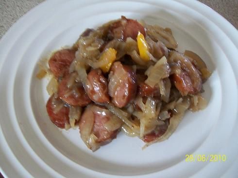 Kielbasa duszona z cebula i papryka. Kielbasa duszona z cebula i papryka.