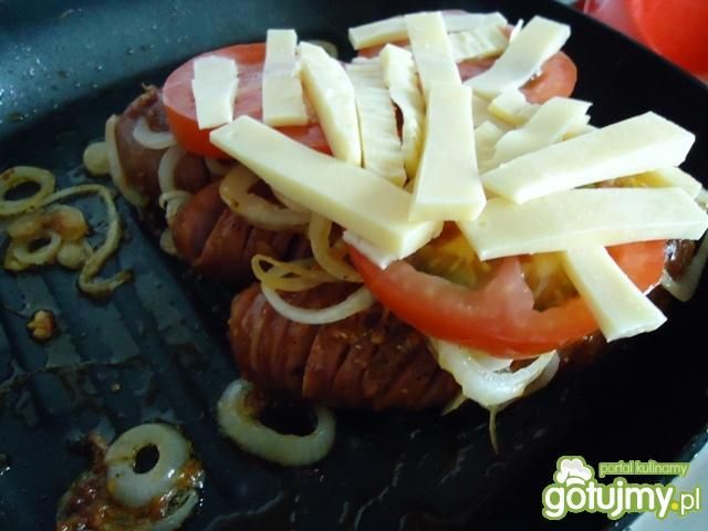 Kiełbasa grillowana z pomidorem i serem