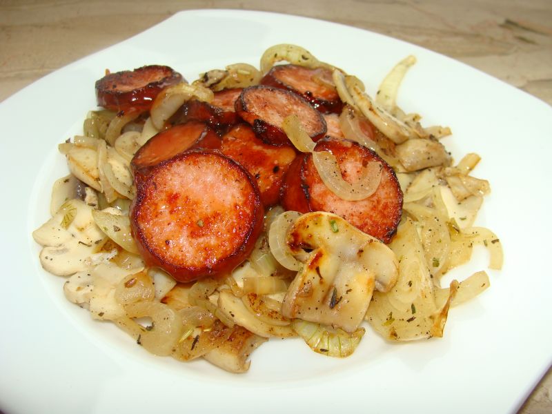 Kiełbasa na cebuli z pieczarkami