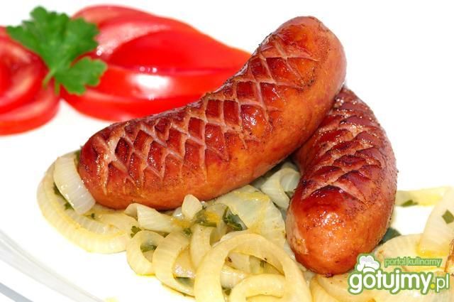 Kiełbasa na Gorąco z Cebulą