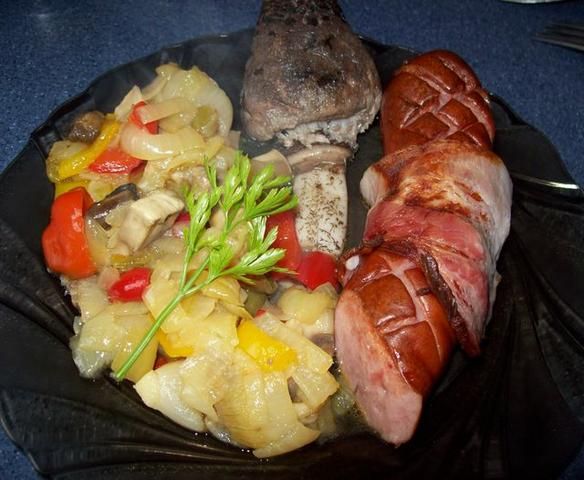 Kiełbasa pieczona w boczku  Kiełbasa pieczona w boczku