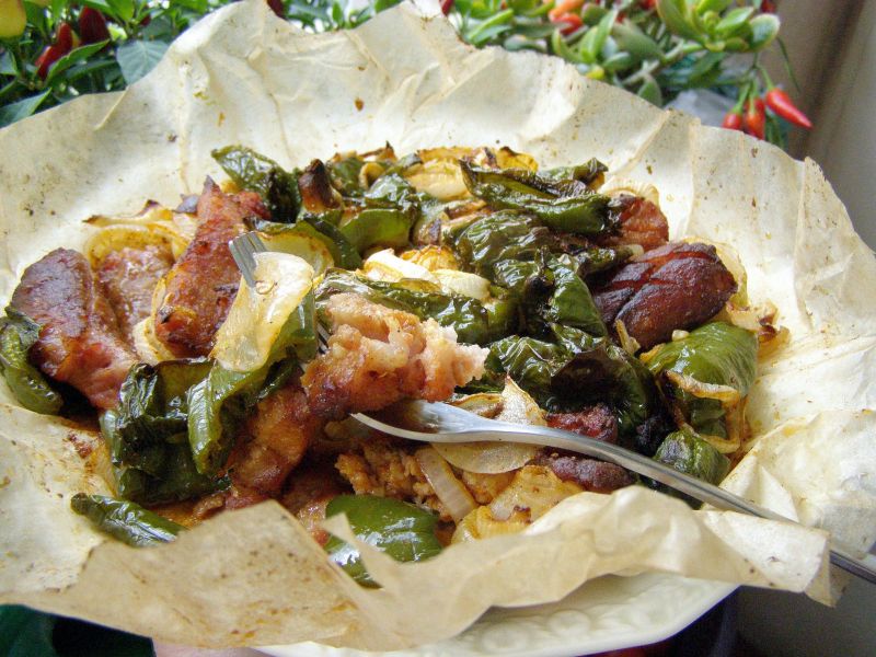 Kiełbasa pieczona z warzywami z airfyer Kiełbasa pieczona z warzywami z airfyer