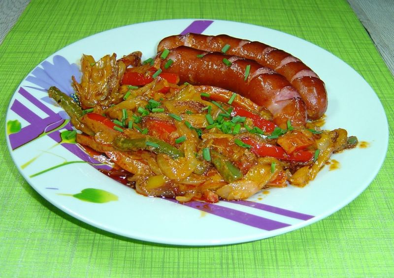 Kiełbasa podsmażana z cebulą i papryką  Kiełbasa podsmażana z cebulą i papryką