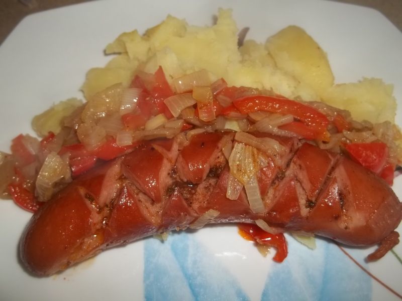 Kiełbasa smażona z cebulą i papryka Kiełbasa smażona z cebulą i papryka