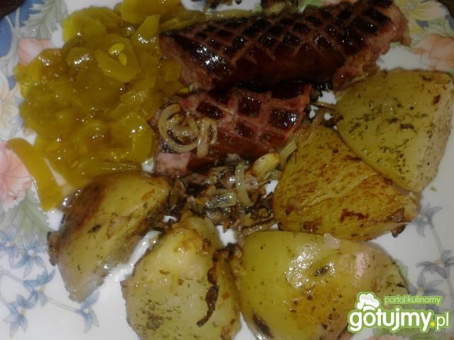 Kiełbasa smażona z cebulą i ziemniakami