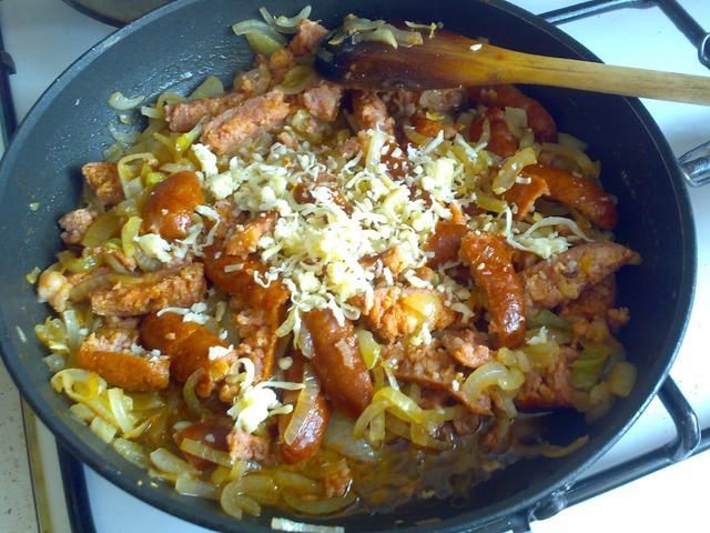 kiełbasa smażona z cebulką kiełbasa smażona z cebulką