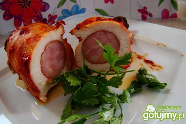 Kiełbasa swojska w piersi kurczaka  Kiełbasa swojska w piersi kurczaka