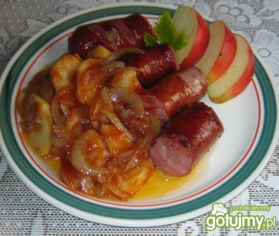 Kiełbasa w cebulowo-jabłkowym sosie Kiełbasa w cebulowo-jabłkowym sosie