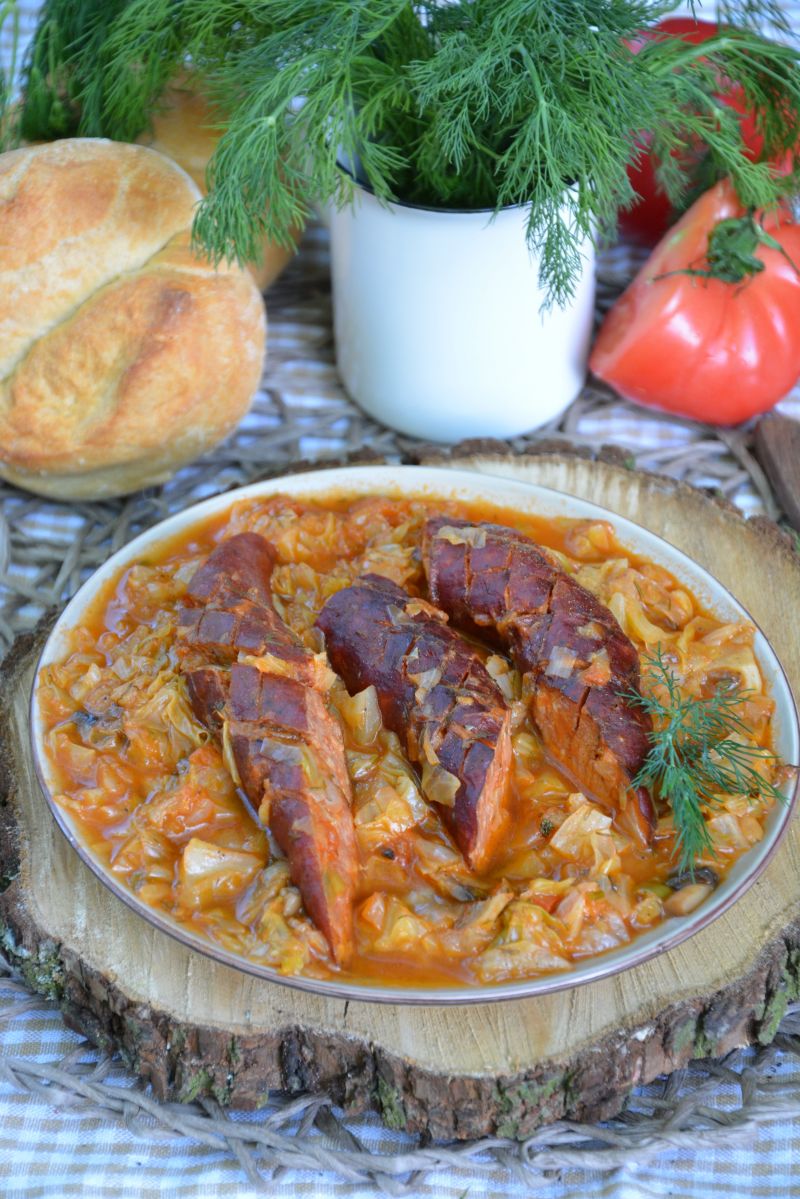 Kiełbasa w młodej kapuście z pieczarkami  Kiełbasa w młodej kapuście z pieczarkami