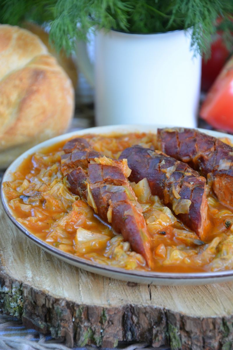 Kiełbasa w młodej kapuście z pieczarkami  Kiełbasa w młodej kapuście z pieczarkami