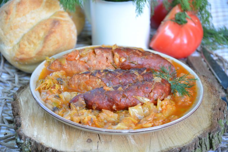 Kiełbasa w młodej kapuście z pieczarkami  Kiełbasa w młodej kapuście z pieczarkami
