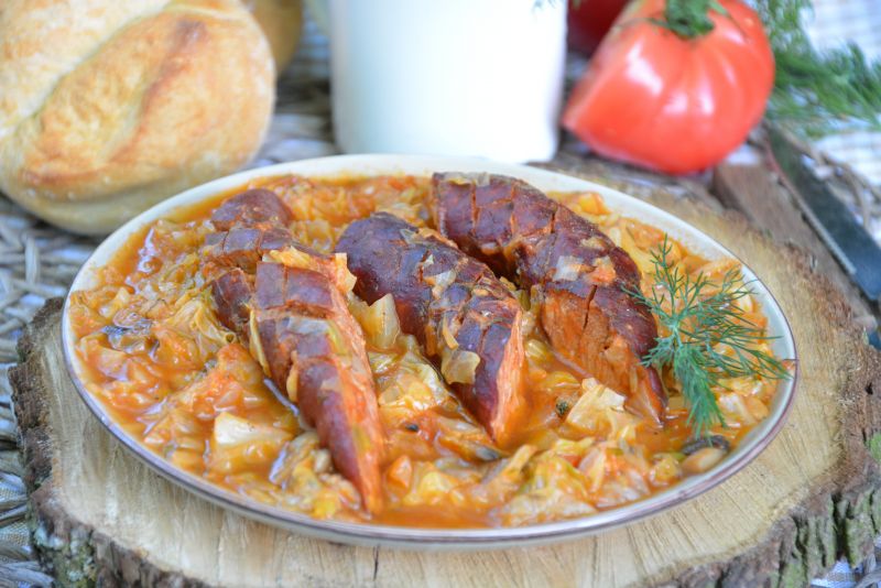 Kiełbasa w młodej kapuście z pieczarkami  Kiełbasa w młodej kapuście z pieczarkami