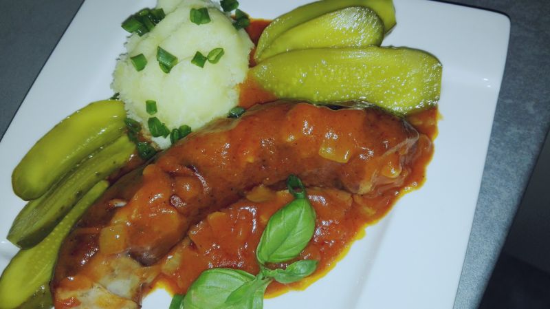 Kiełbasa w sosie pomidorowym Kiełbasa w sosie pomidorowym