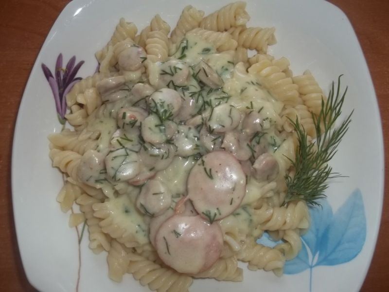 Kiełbasa w sosie serowo - koperkowym z makaronem Kiełbasa w sosie serowo - koperkowym z makaronem