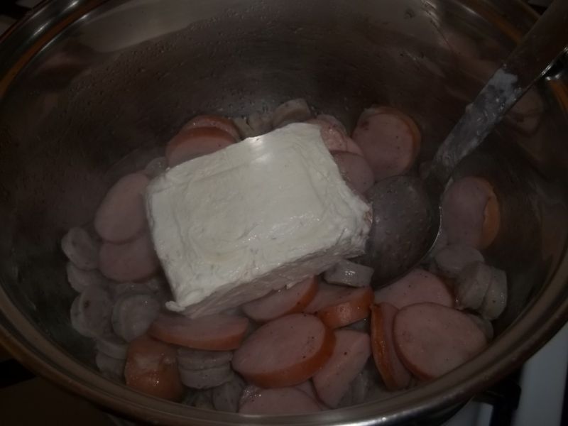 Kiełbasa w sosie serowo - koperkowym z makaronem