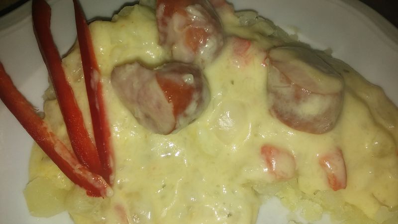 Kiełbasa w sosie serowym z papryką