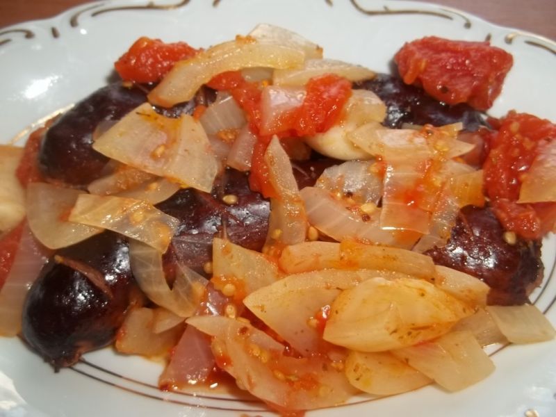 Kiełbasa z cebulą w pomidorach Kiełbasa z cebulą w pomidorach