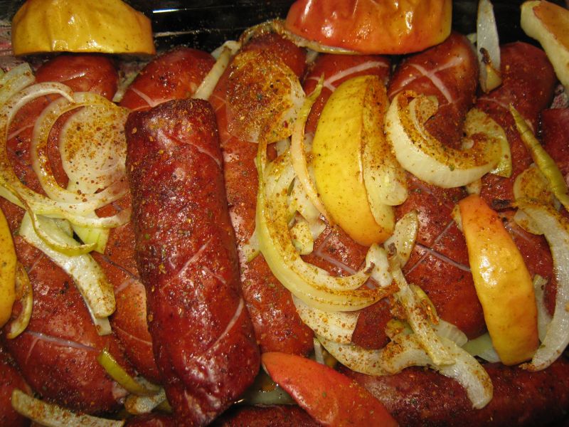 Kiełbasa z cebulą z piekarnika