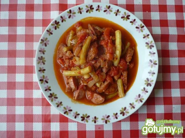 Kiełbasa z fasolką szparagową w sosie.