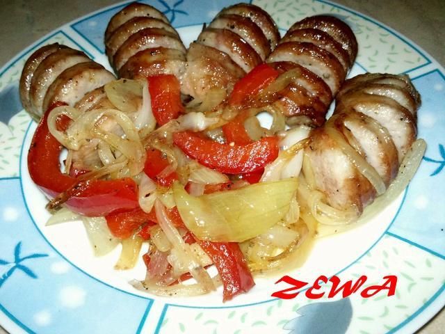 Kiełbasa z papryką i cebulą Kiełbasa z papryką i cebulą