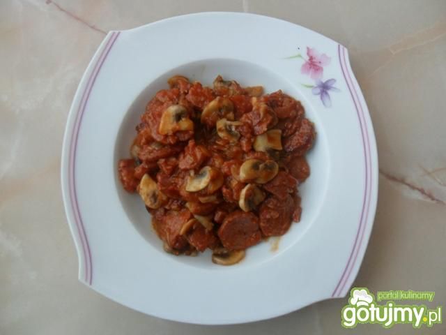 Kiełbasa z pieczarkami w sosie  Kiełbasa z pieczarkami w sosie