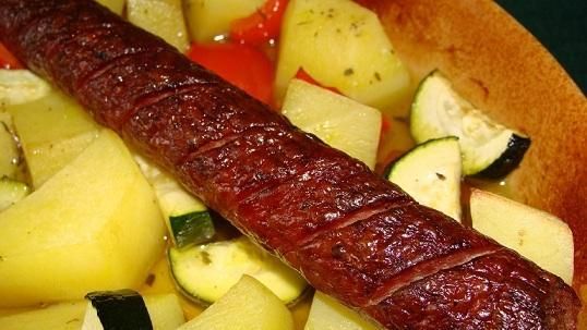 Kiełbasa z warzywami z pieca