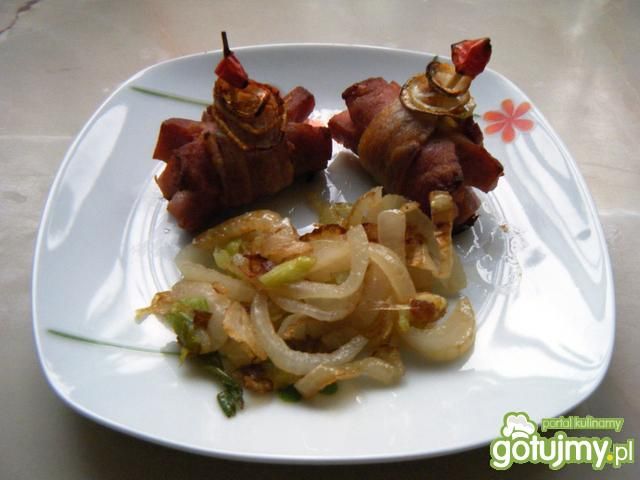 Kiełbasa zapiekana w boczku  Kiełbasa zapiekana w boczku