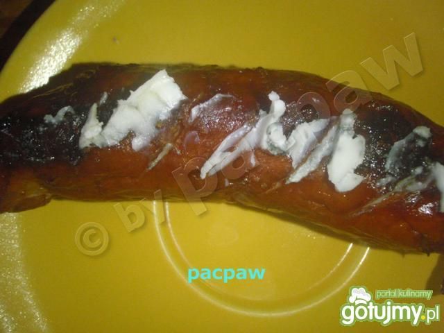 Kiełbasa zapiekana z gorgonzolą 