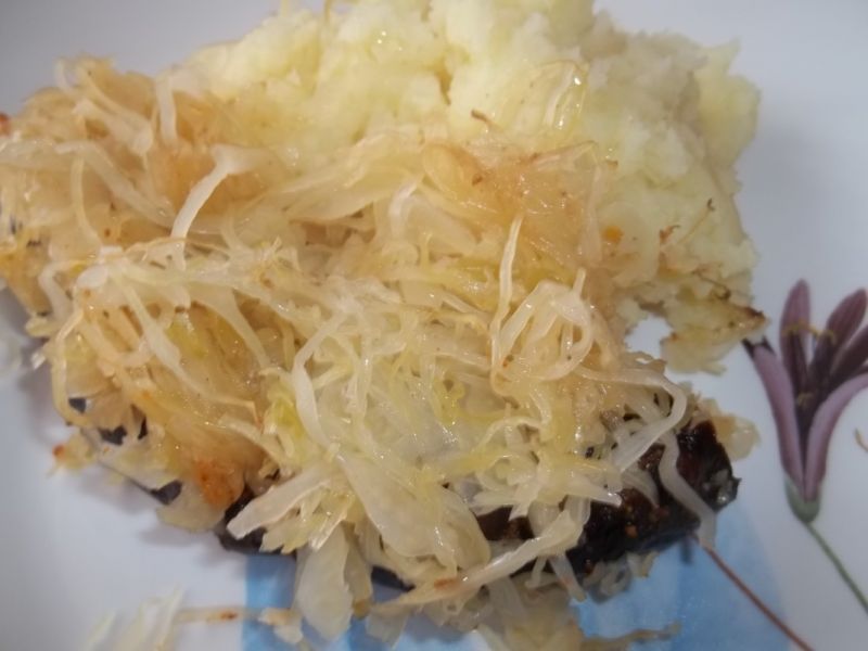 Kiełbasa zapiekana z kapustą kiszoną Kiełbasa zapiekana z kapustą kiszoną
