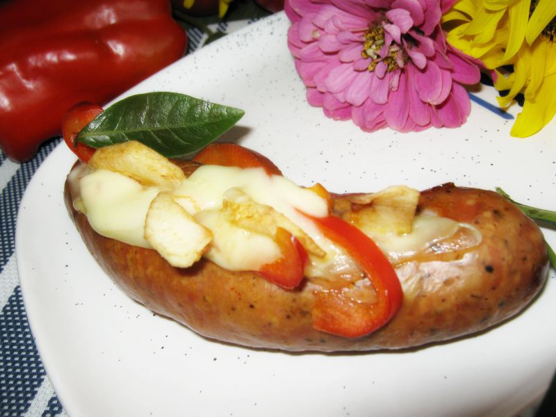 Kiełbasa zapiekana z serem, papryką i jabłkiem