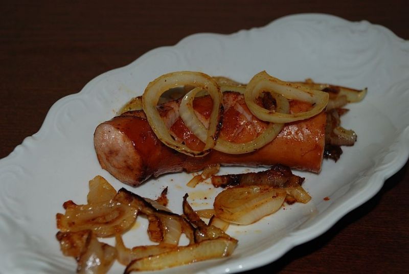 Kiełbaska smażona z cebulką na ostro