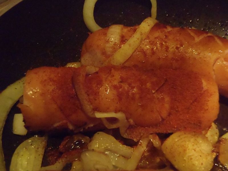 Kiełbaska smażona z cebulką na ostro