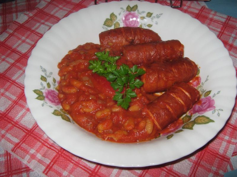Kiełbaska w pomidorowo-fasolowym sosie  Kiełbaska w pomidorowo-fasolowym sosie