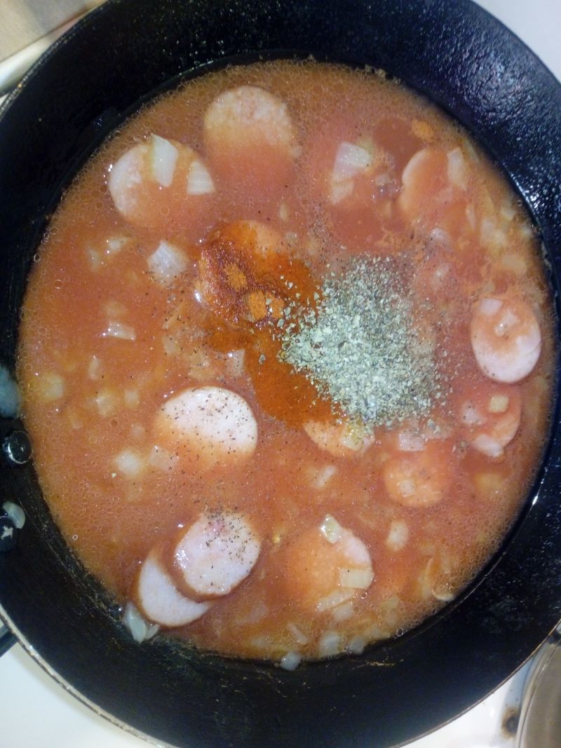 Kiełbaska w sosie pomidorowym