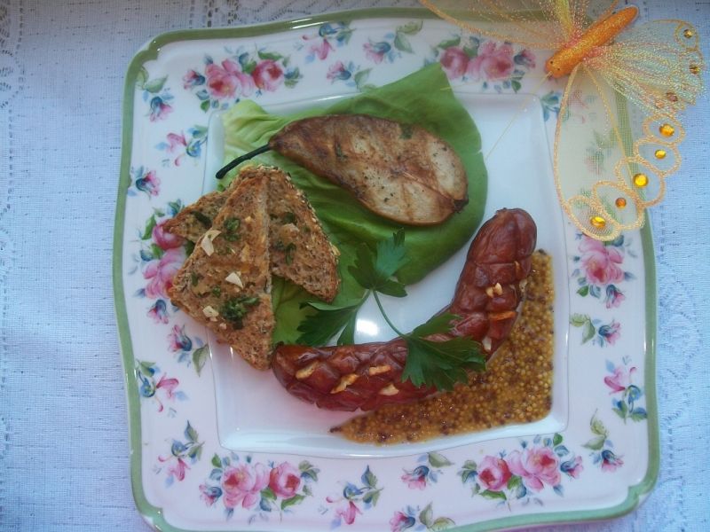 Kiełbaska z grillowaną gruszką i ziołową grzanką