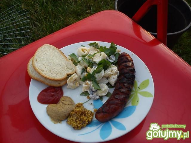 Kiełbaska z sałatką tortellini i grzanki