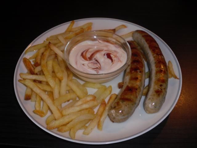 Kielbaski biale z frytkami. Kielbaski biale z frytkami.