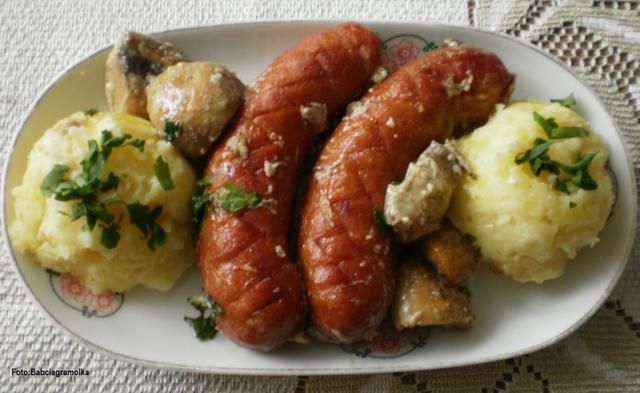 Kiełbaski duszone w pieczarkach : Kiełbaski duszone w pieczarkach :
