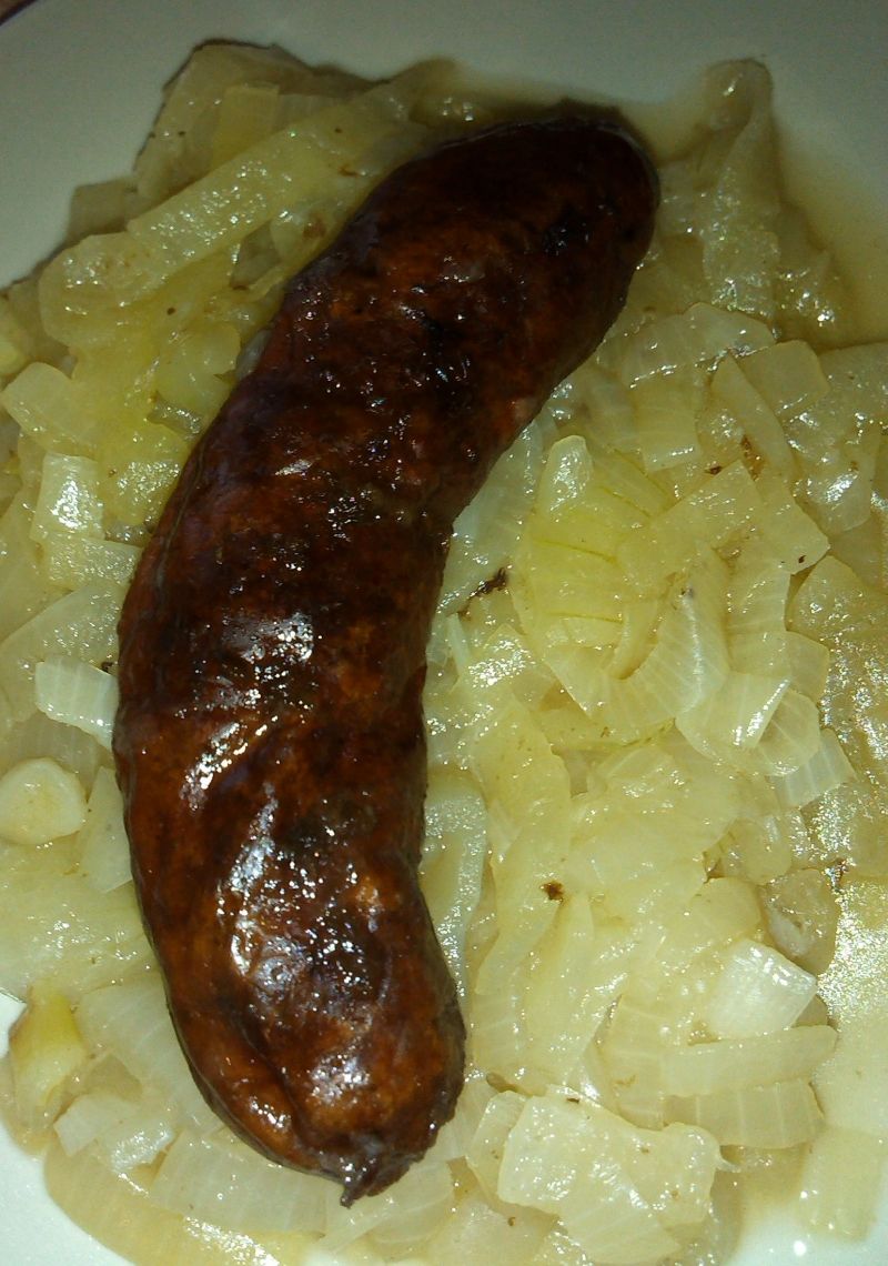 Kiełbaski grillowane duszone w cebuli