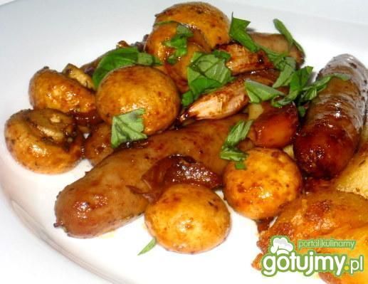 Kiełbaski pieczone z pieczarkami