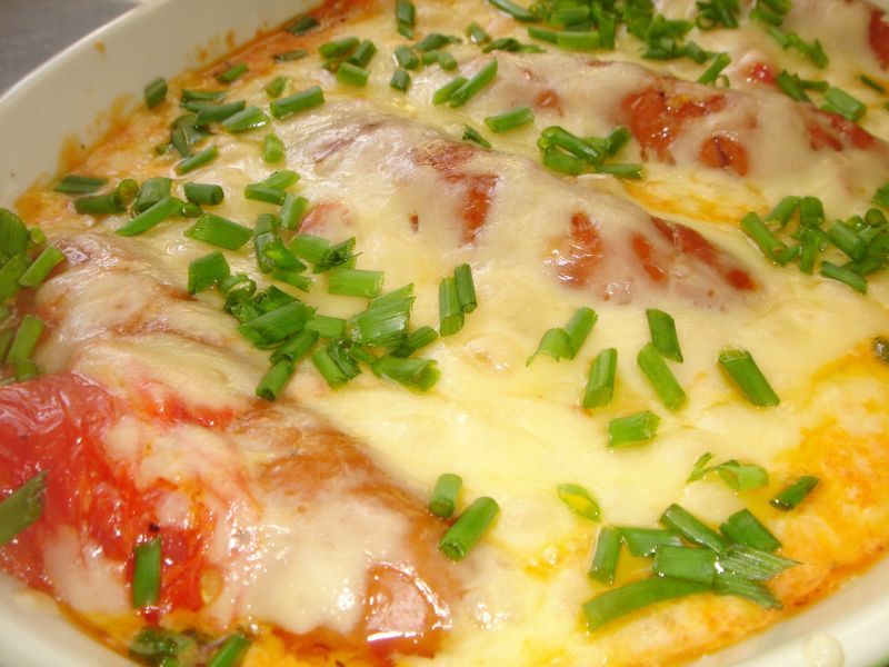 Kiełbaski pieczone z pomidorami pod pierzynką Kiełbaski pieczone z pomidorami pod pierzynką