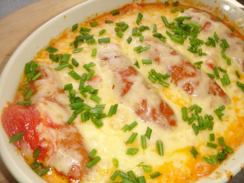 Kiełbaski pieczone z pomidorami pod pierzynką Kiełbaski pieczone z pomidorami pod pierzynką