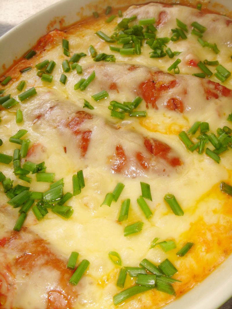 Kiełbaski pieczone z pomidorami pod pierzynką Kiełbaski pieczone z pomidorami pod pierzynką