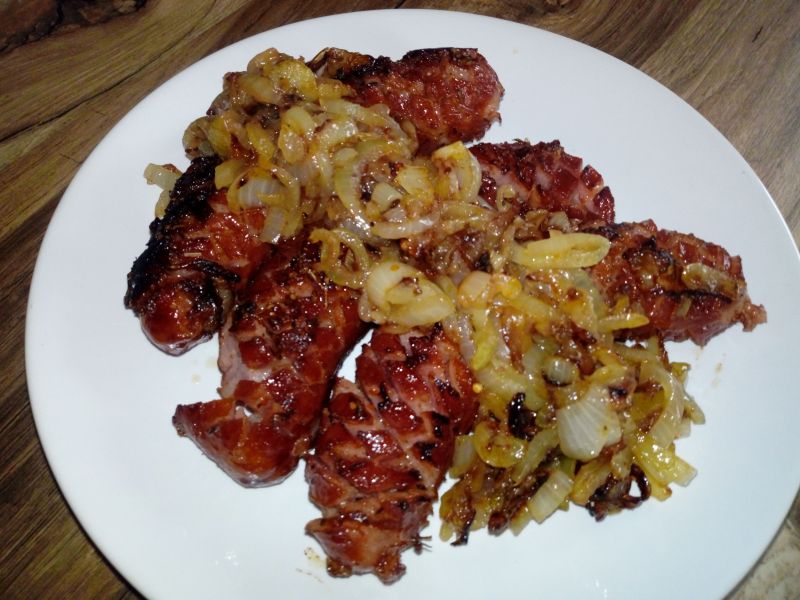 Kiełbaski z cebulą z patelni