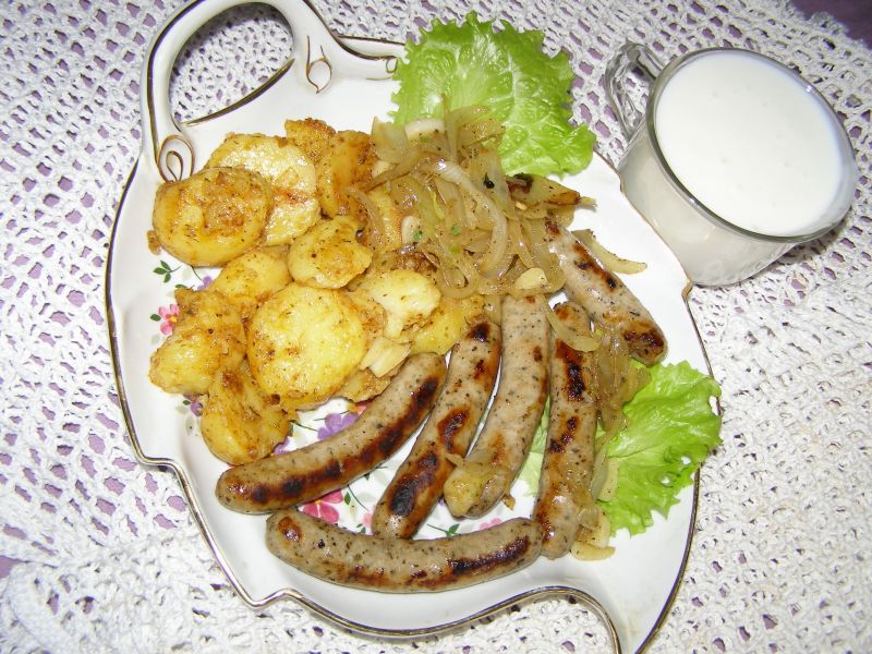 Kiełbaski z ziemniakami na obiad Kiełbaski z ziemniakami na obiad