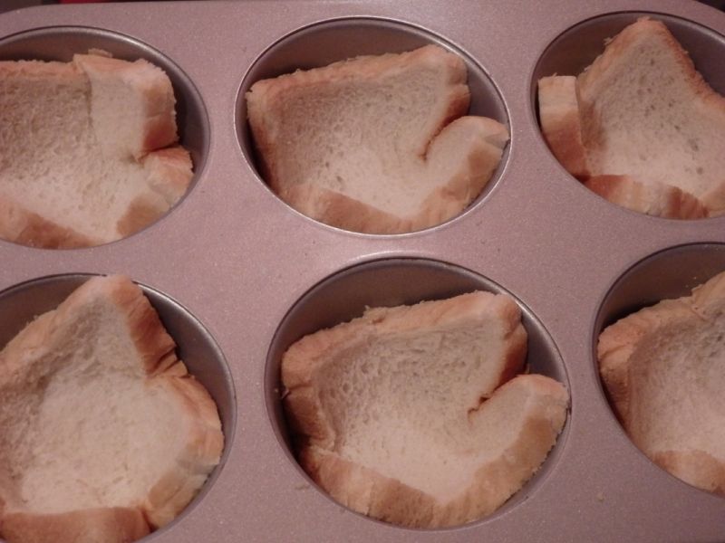 Kiełbaski zapiekane w chlebie tostowym