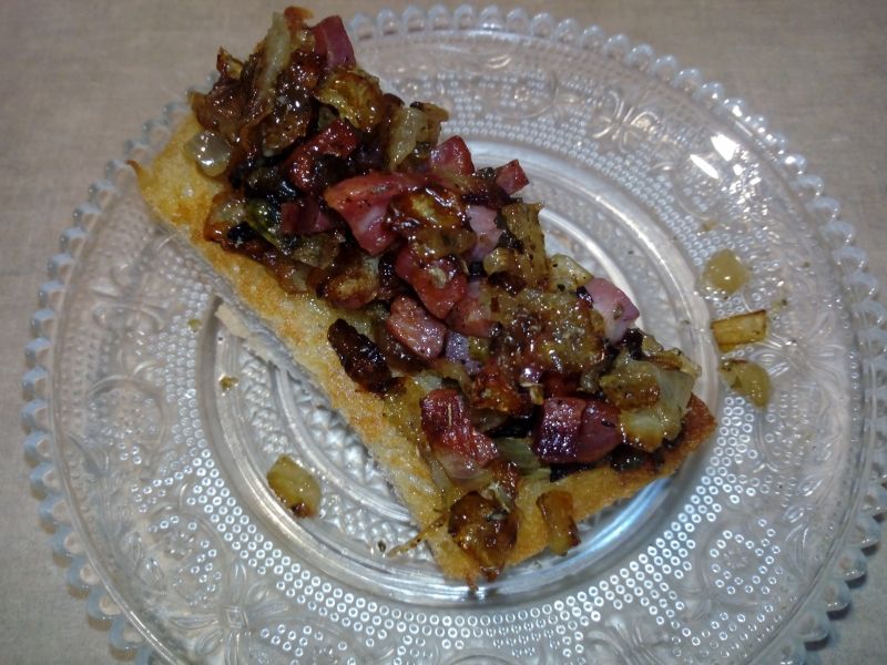 Kiełnasa smażona z cebulką na grzankach Kiełnasa smażona z cebulką na grzankach